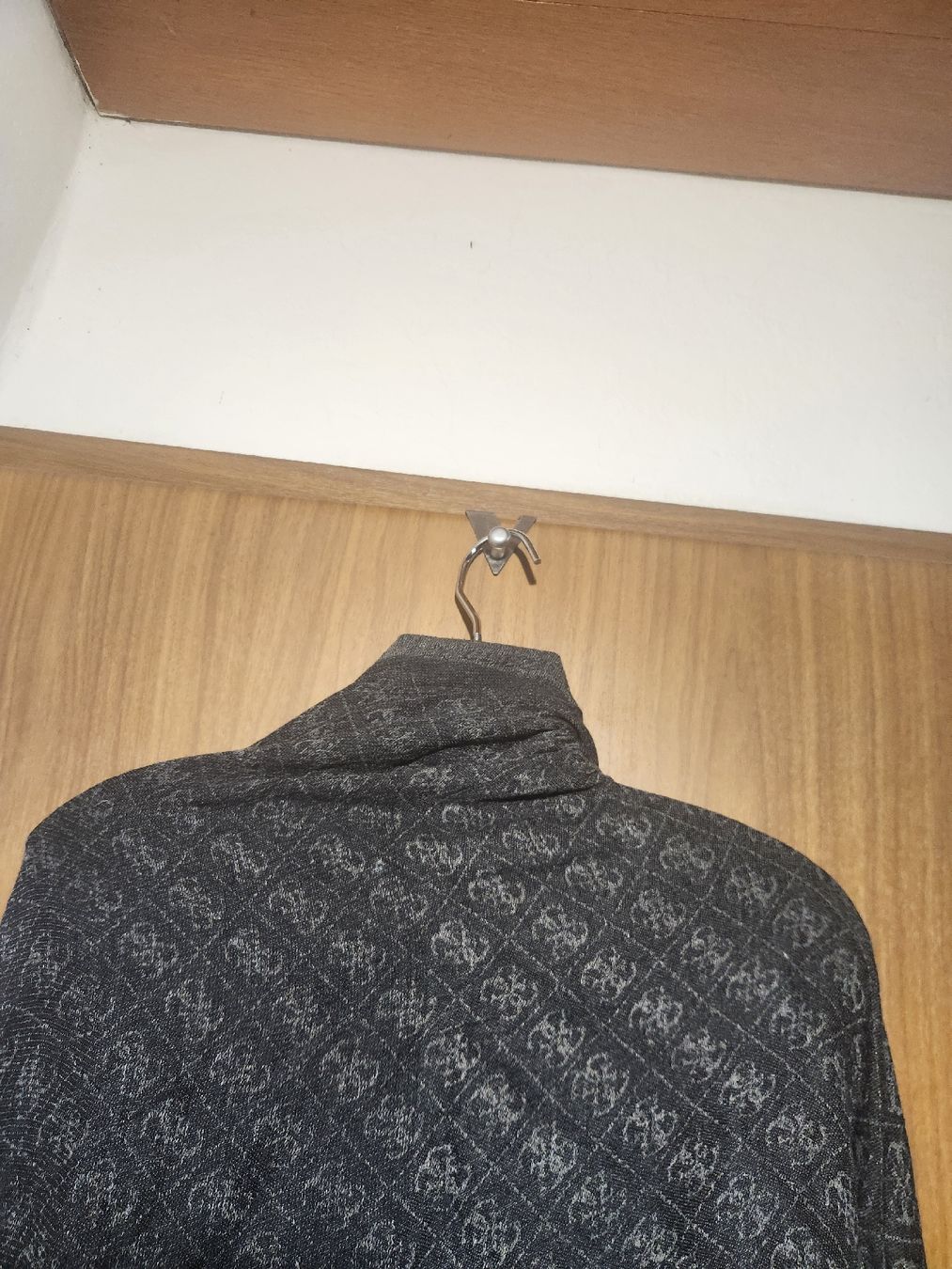 Foulards & écharpes: Écharpe noir gris imprimé Guess  – D'occasion à Niedergösgen par Eva2410 2