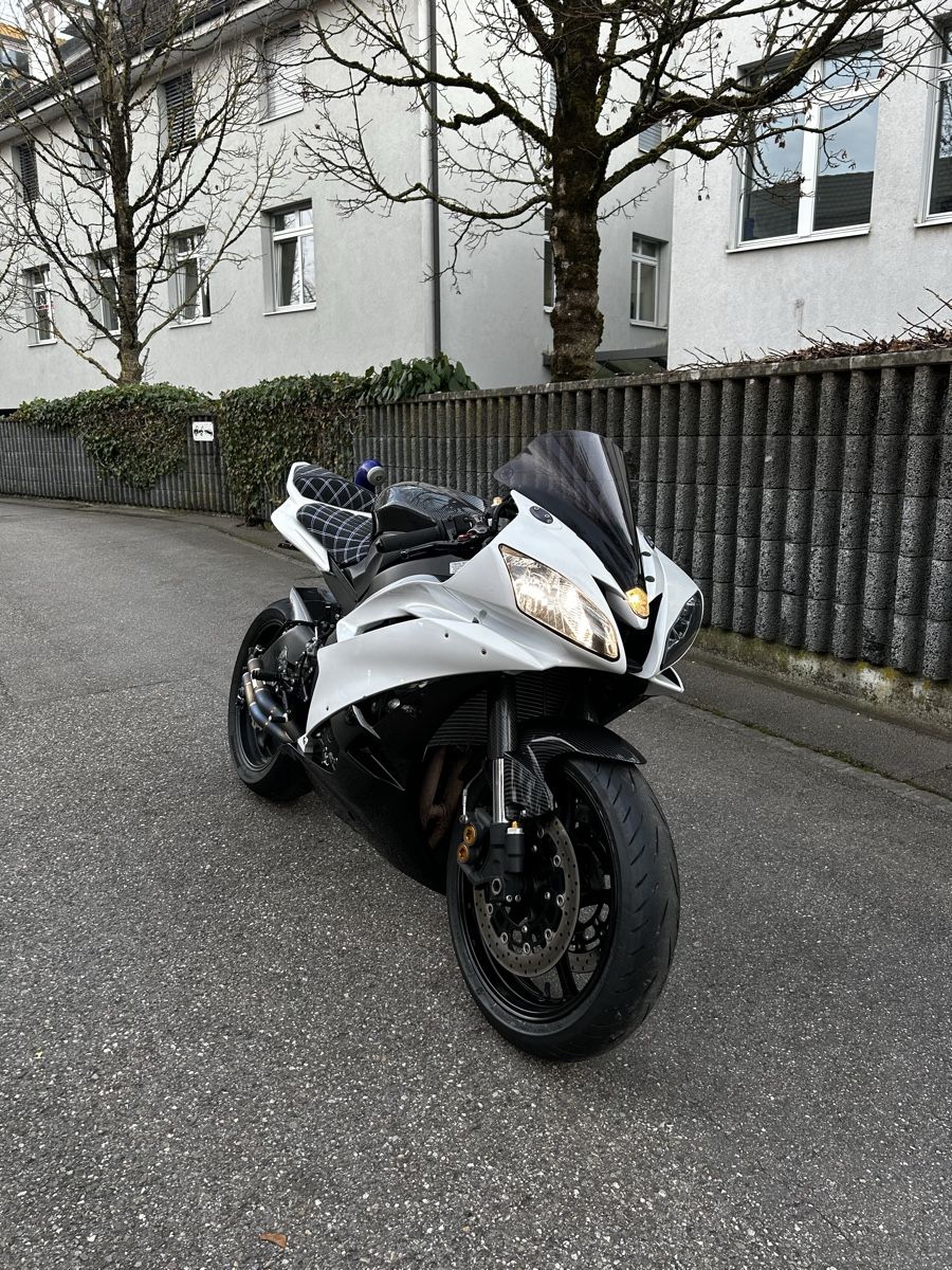 Accessori per altri veicoli: Yamaha R6 RJ11 mit MFK – Usato da Sissach venduto da Frecce3colori