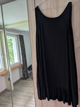 Damen Kleid schwarz ärmellos mit Rüschensaum schlicht