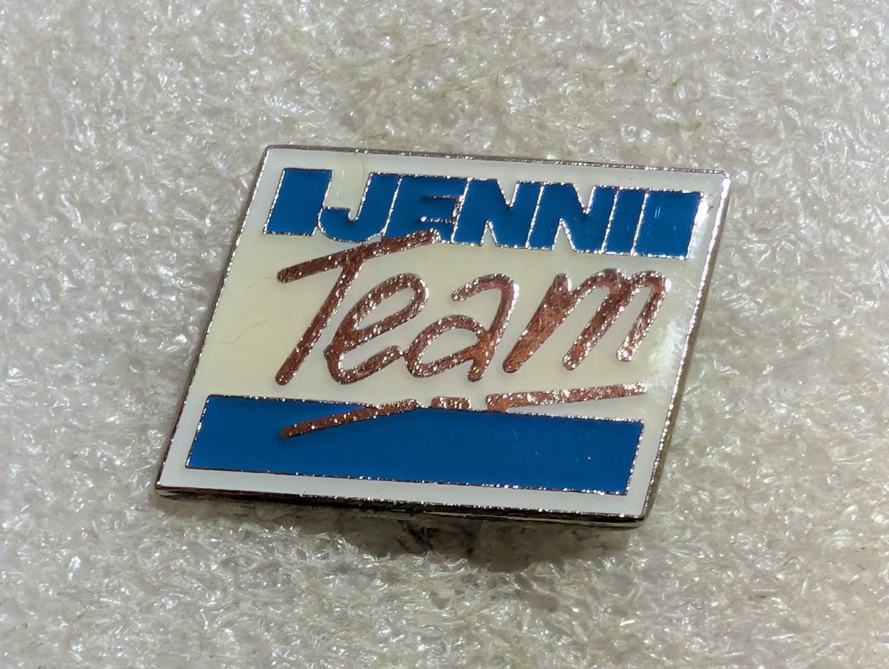 Placchette & Badge: Ansteckpin 208: Jenni Team – Usato da Oppligen venduto da Pin-Fall-Shop