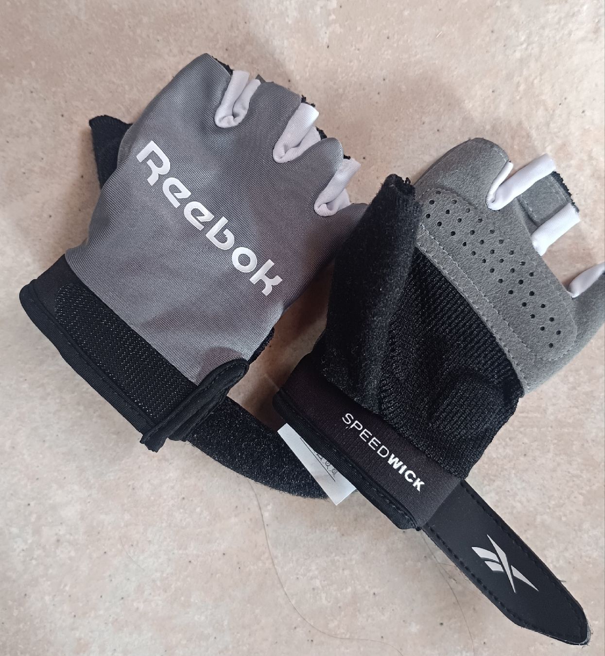 Reebok Guanti & manicotti: Reebok gym gloves  – Nuovo (secondo la descrizione) da Rotkreuz venduto da nas_q8sm