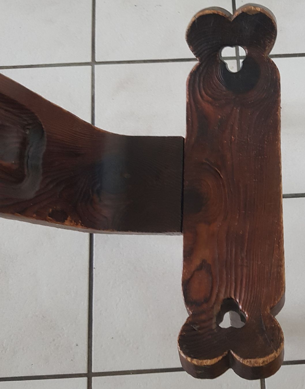 Stühle: Spanischer Vintage Holz Dreibein Stuhl – Gebraucht aus Mauensee von Braut-kleid 4