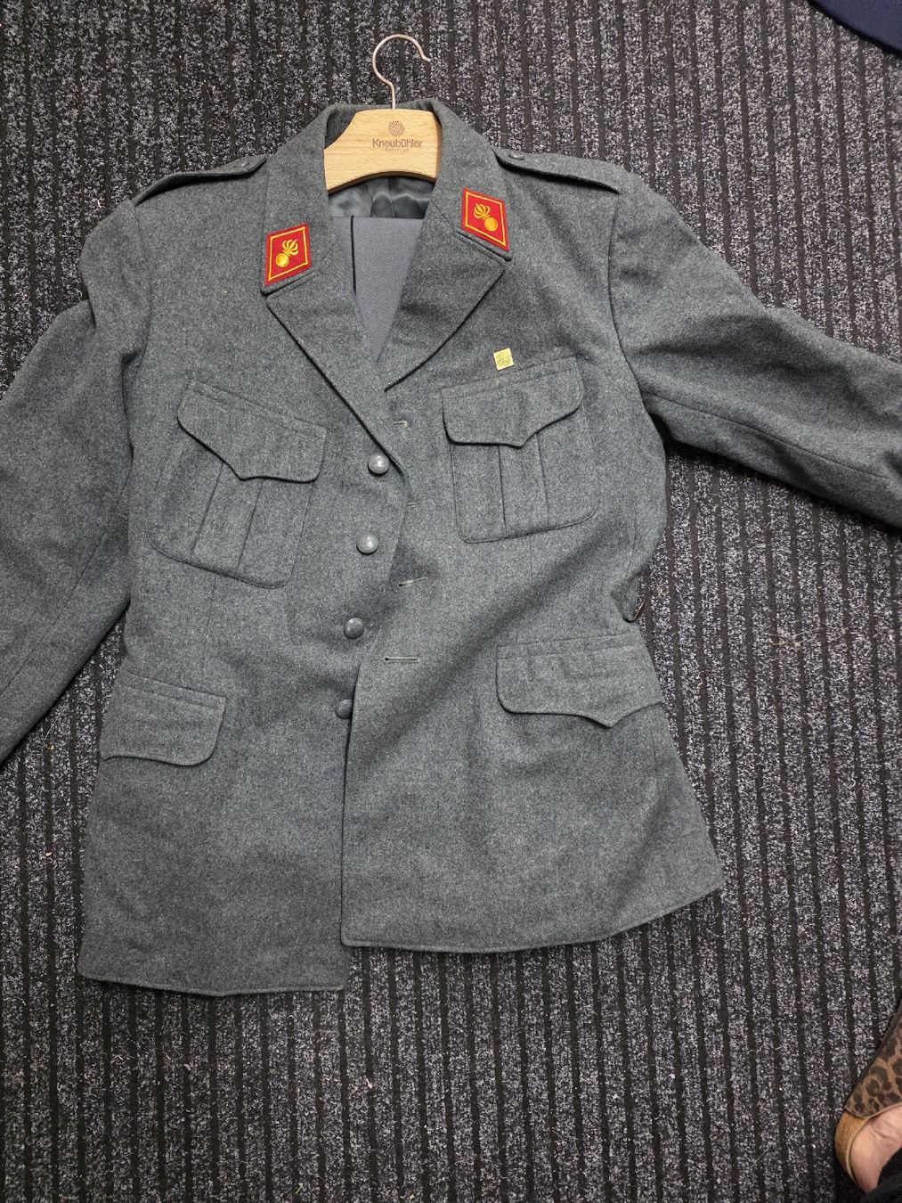 Schweizer Armee Uniformi: Militär Uniform Armee – Usato da Dorf venduto da Echo_Elements