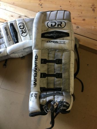 Torwartausrüstung Eishockey mit 2 Stöcken