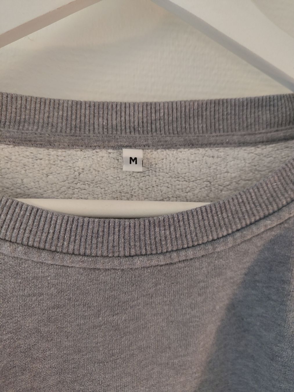 Maglioni & Felpe: Grauer Pullover Grösse M mit Tasche guter Zustand – Usato da Zürich venduto da s_a11 2