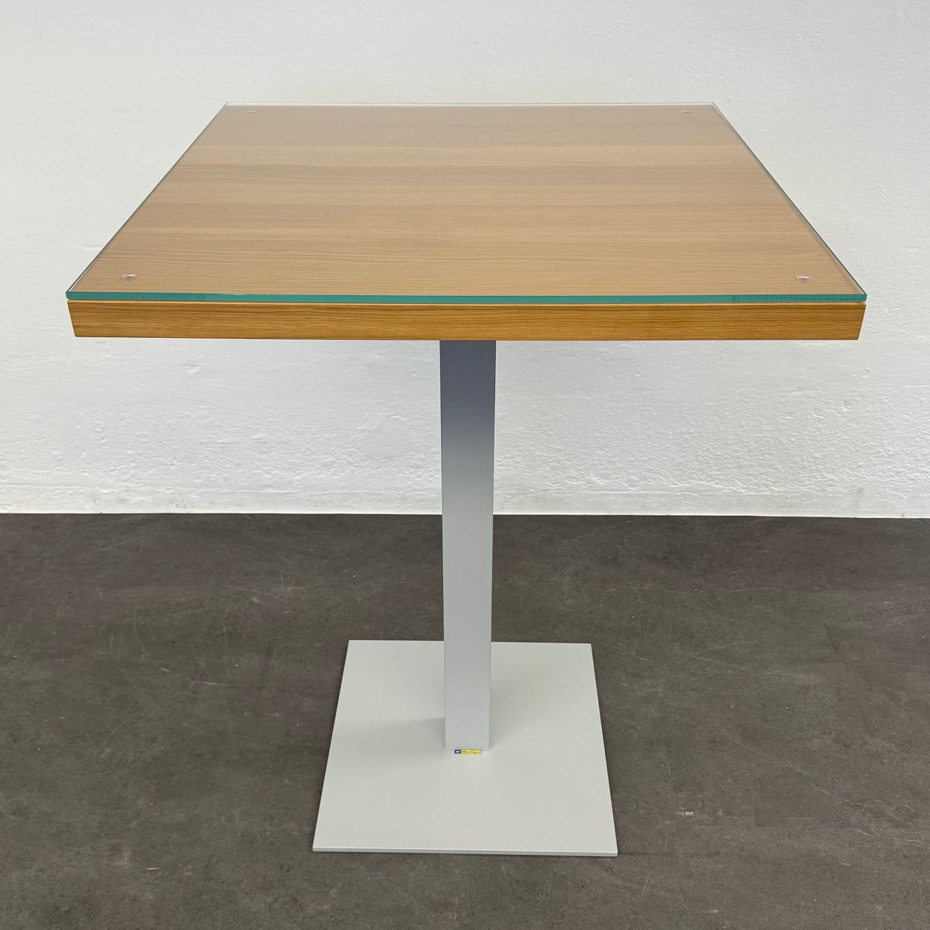Tische: Zoom Tix Stehbartisch mit Glasplatte 800x800mm – Gebraucht aus Schönenwerd von mcofficeshop