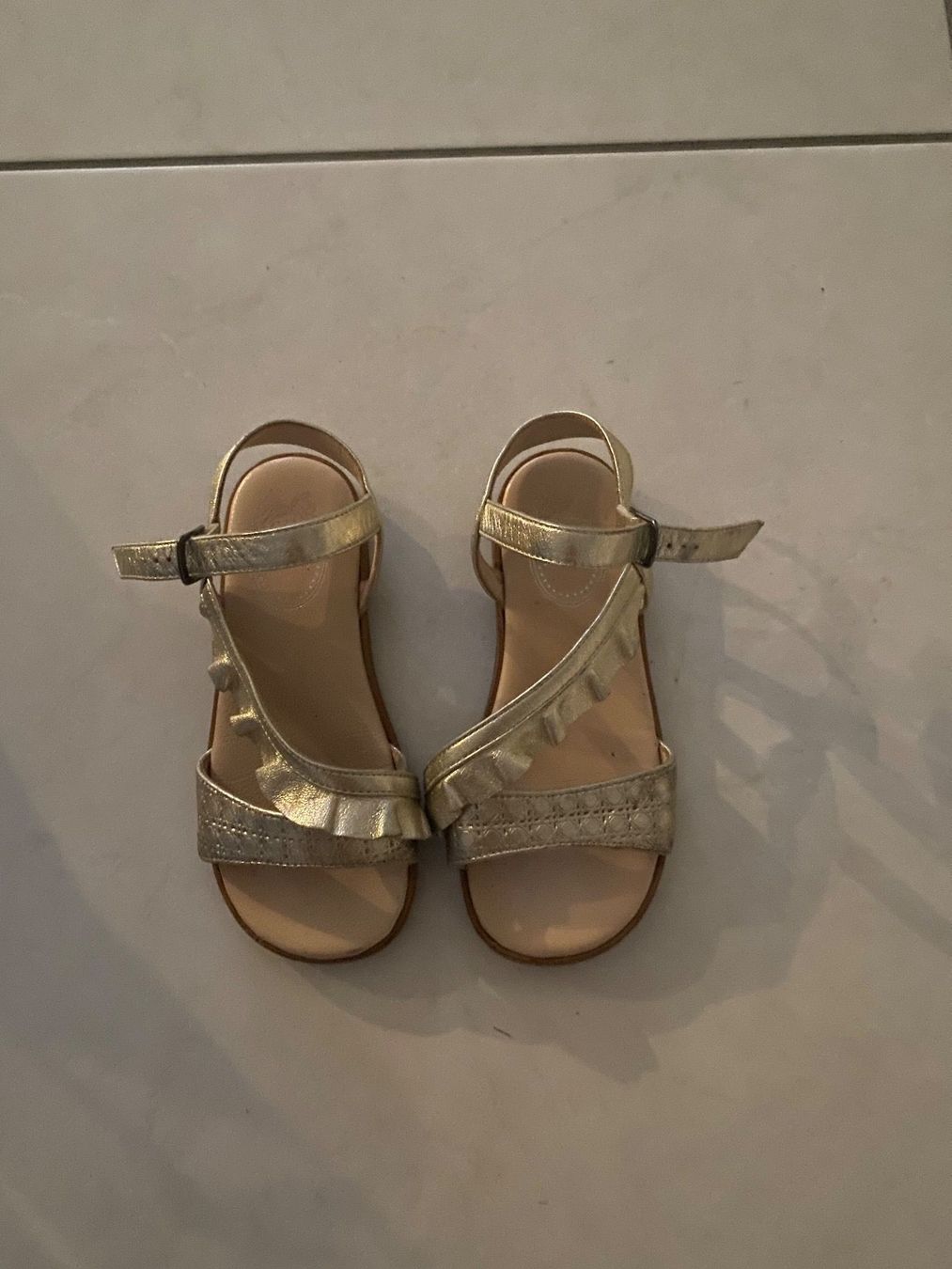Dior Scarpe per ragazze: Dior wunderschöne Mädchen-Sandalen Gold Gr. 26 – Nuovo (secondo la descrizione) da Muttenz venduto da Winzaren