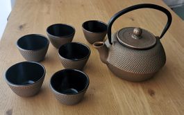 Teekanne mit Sieb und 6 Bechern Gusseisen bronze, neuwertig 