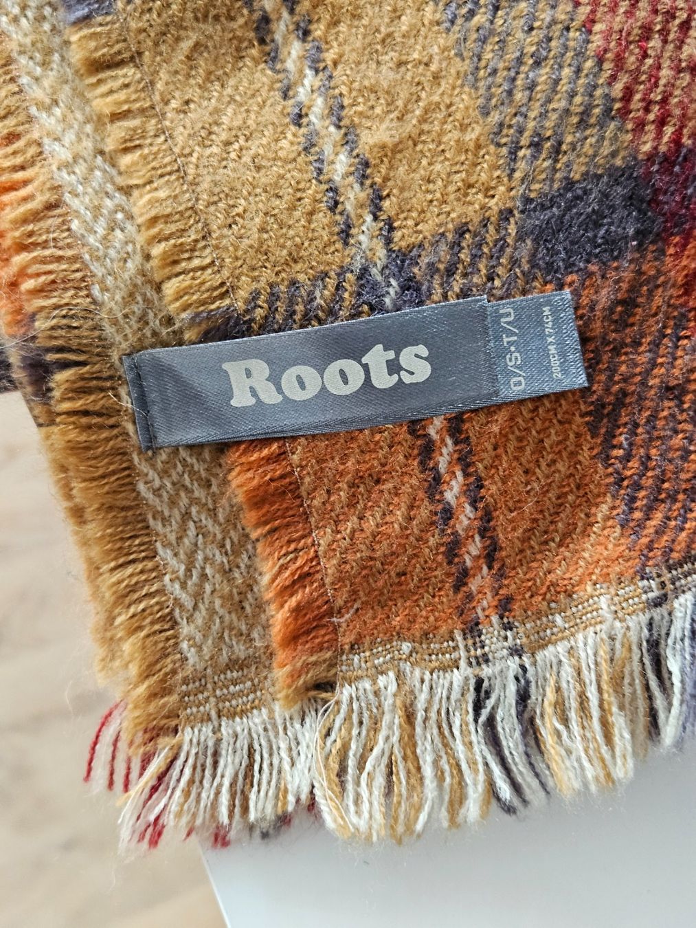 Foulard & Sciarpe: Roots Canada Schal im Herbst-Look – Usato da Würenlingen venduto da Nancy_Y 3