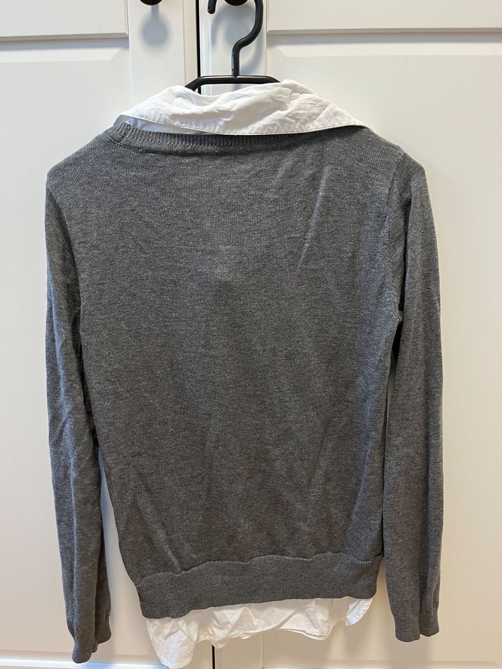 Maglioni & Felpe: Sweatshirt grau mit integrierter Bluse,  Gr.S – Usato da Arlesheim venduto da Eli_77 1