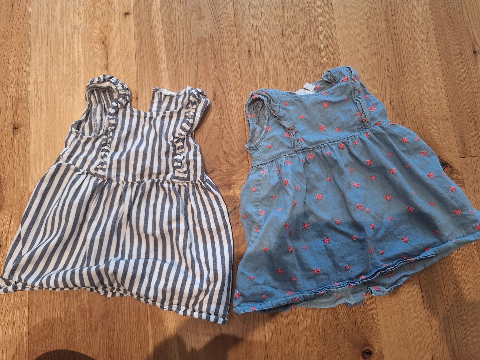 Lotti & Set di vestiti: 2 süsse Sommerkleider, Grösse 80/86 – Usato da Wangen an der Aare venduto da jan_2zxv