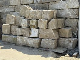 Granit Quader Bruchsteine (ca. H:40, T:40, B:50-200)