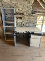 Tisch mit Regal