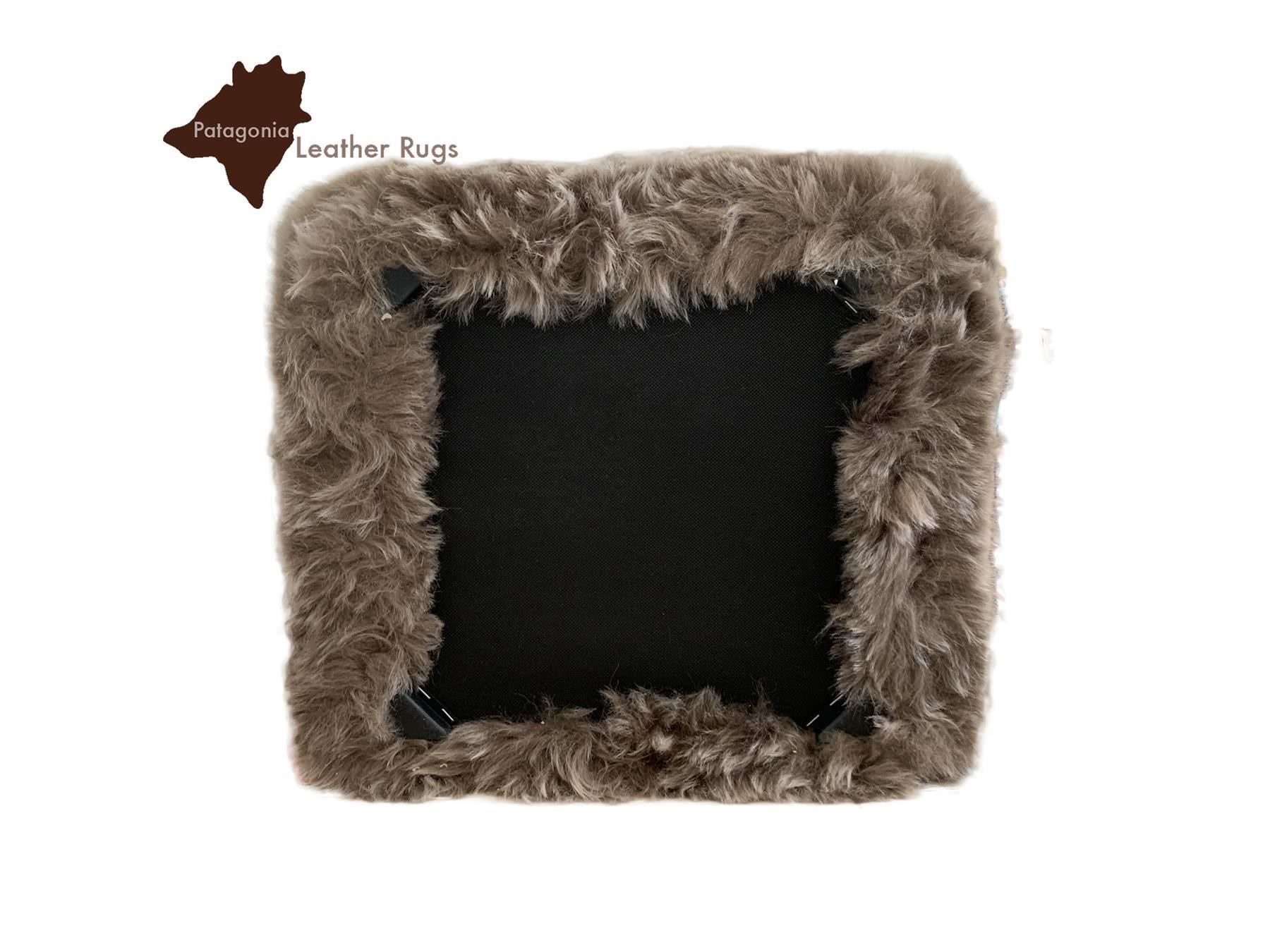 Sgabelli: Lammfell Hocker Taupe – Nuovo e nell'imballaggio originale da Arbedo venduto da patagonialeatherrugs 3