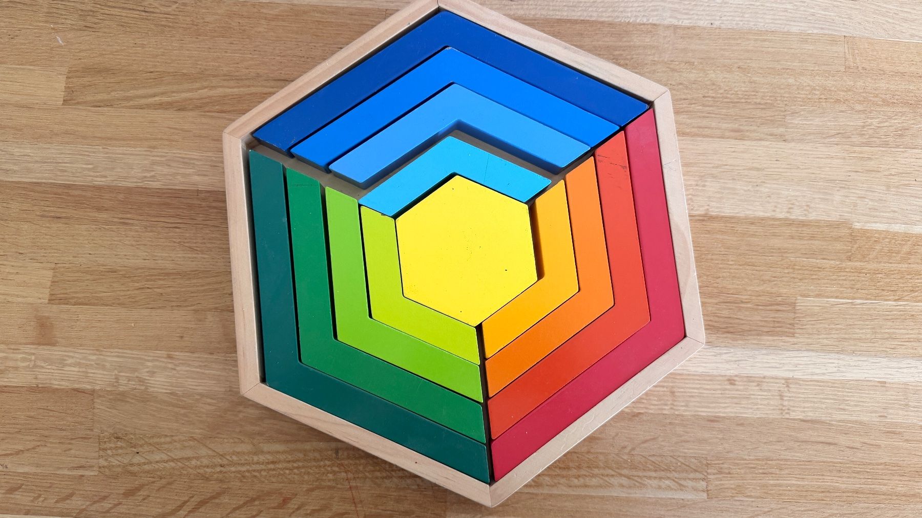 Puzzles: Puzzle - Hexagonal Steckpuzzle Holz Regenbogen Grimms – Gebraucht aus Winterthur von Secondhand-Family 1