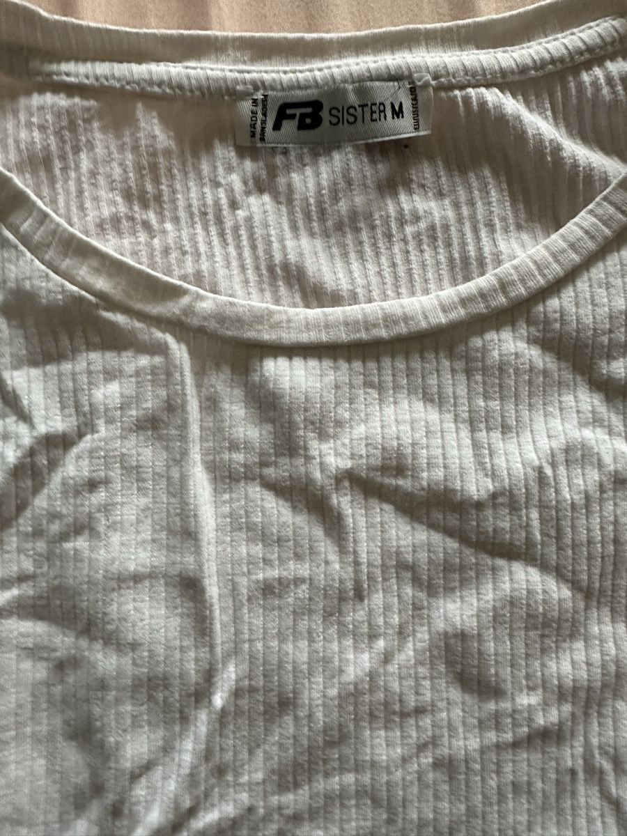 Blusen, T-Shirts & Tops: Weisses crop-top – Gebraucht aus Schnottwil von sml_29t8 6