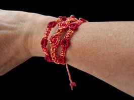 Filigranes 3 teiliges Armband in speziellen Rot tönen.