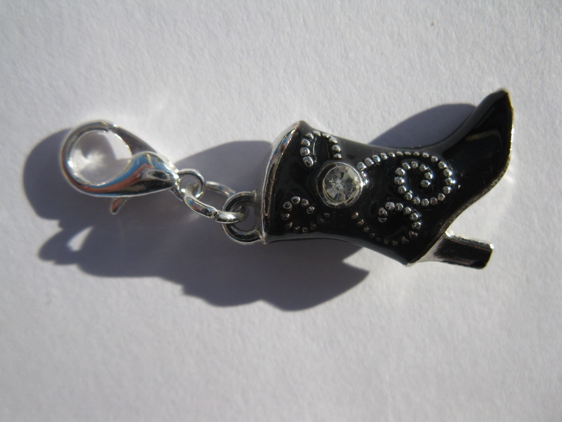 Ciondoli: 3D Charm Anhänger Stifelette, Stiefel silber/schwarz – Nuovo e nell'imballaggio originale da St. Margarethen TG venduto da LuanaKa 1