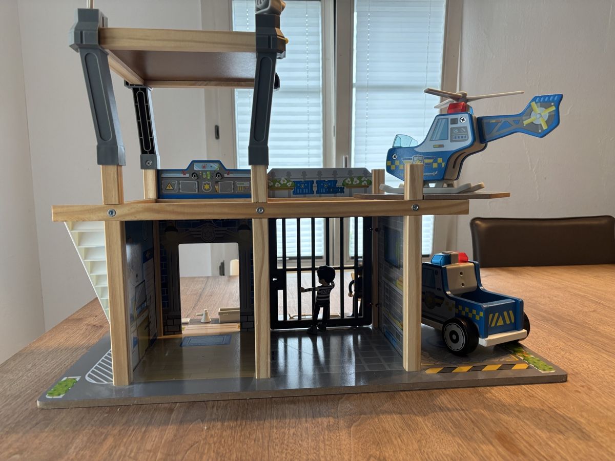 Hape Spielzeuge: Hape Polizeistation – Gebraucht aus Sursee von Trueres 3