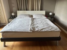 Bett dunkelbraun mit gepolsteter Rückenlehne in beigem Stoff