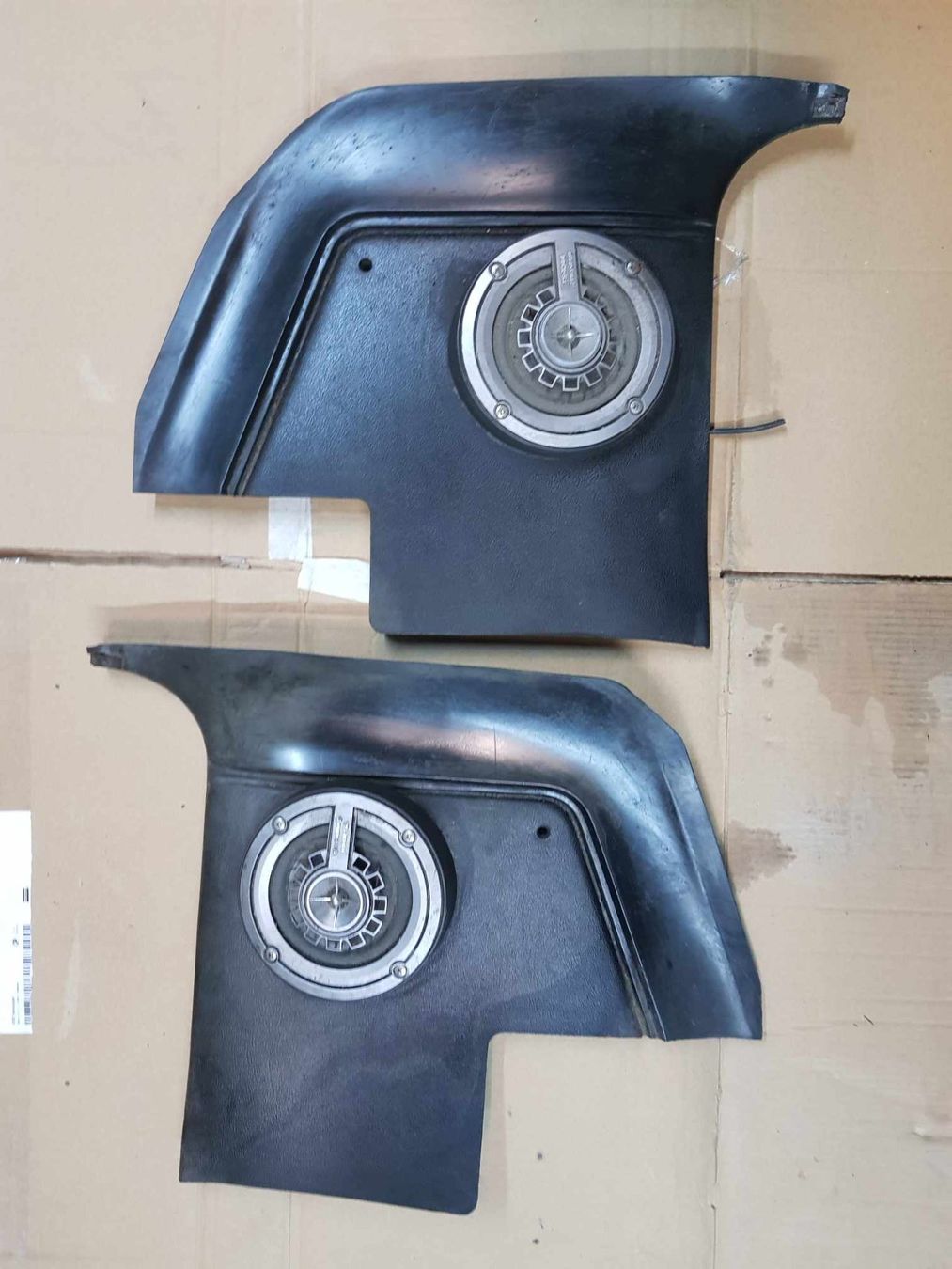 Mopar Tutti pezzi di ricambio auto: Mopar A-Body Kickpanel mit Boxen – Usato da Niedergösgen venduto da usc_8qc6