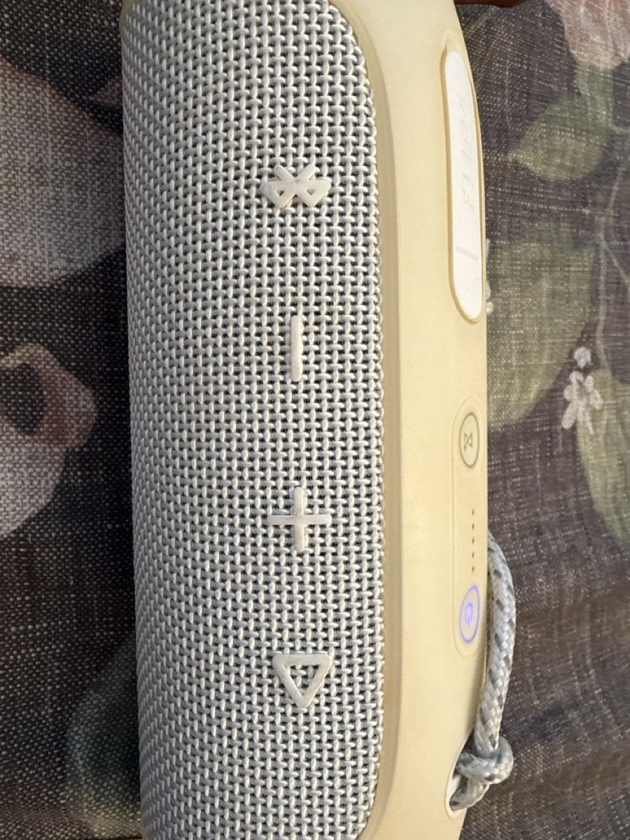 JBL Casse acustiche: JBL Flip 4 Bluetooth Speaker White Good Condition – Usato da Zürich venduto da sha_vw65 7