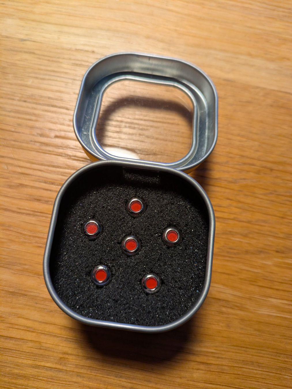 Martin & Co. Musikinstrumente: Martin Liquidmetal Bridge Pin Set Red Dot Chrome Luxe – Gebraucht aus Bern von fritzwurlitzer