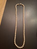 Elegante Perlenkette, Vintage Stil, zeitloser Schmuck.