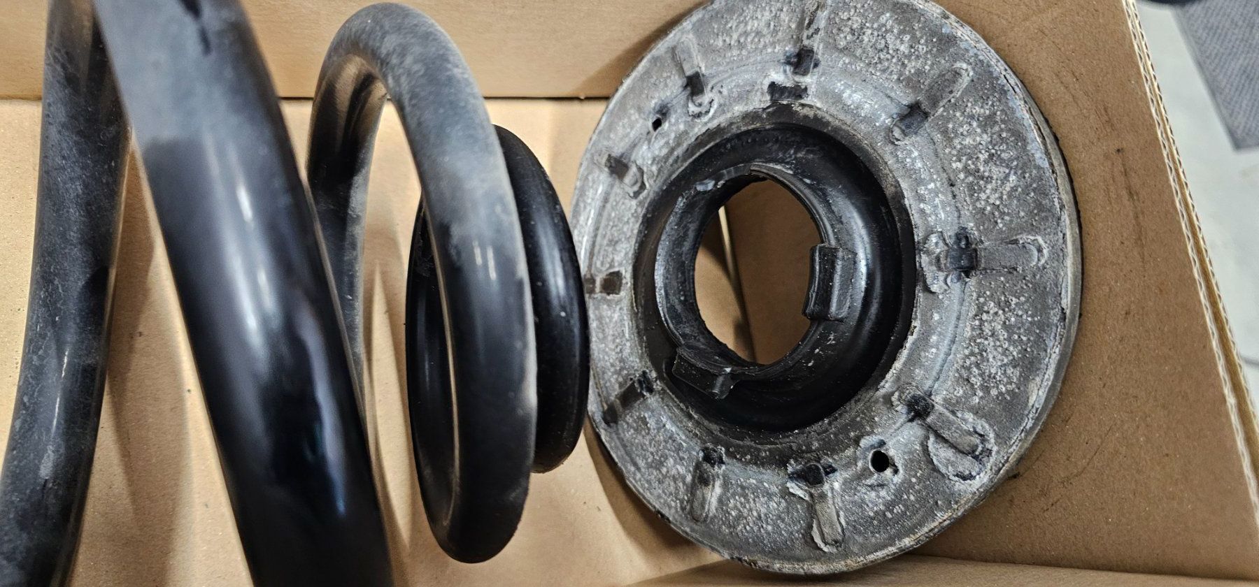 VW Tutti pezzi di ricambio auto: Original Federsatz VW T6.1 – Usato da Hauptwil venduto da newscam 2