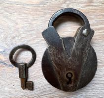 Antikes Vorhängeschloss Schmiedeeisen antik 10 cm