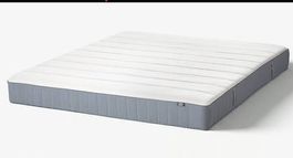 Matelas IKEA avec cadre de lit  140 × 200 cm