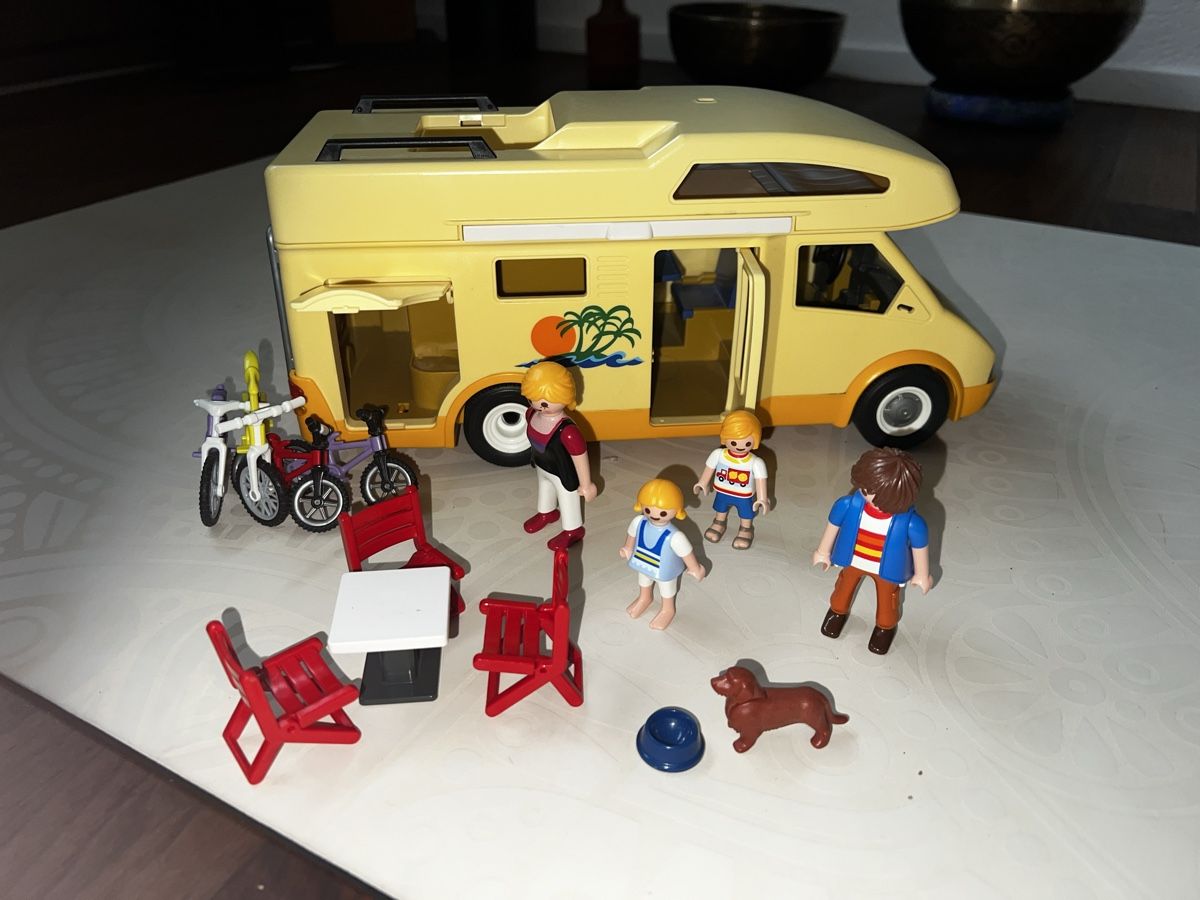 Playmobil Spielzeuge: Playmobil Camper mit Zubehör – Gebraucht aus Gutenswil von  3