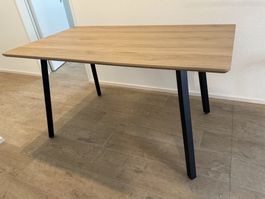 Tisch mit schwarzen Metallbeinen 140x80cm (gebraucht)