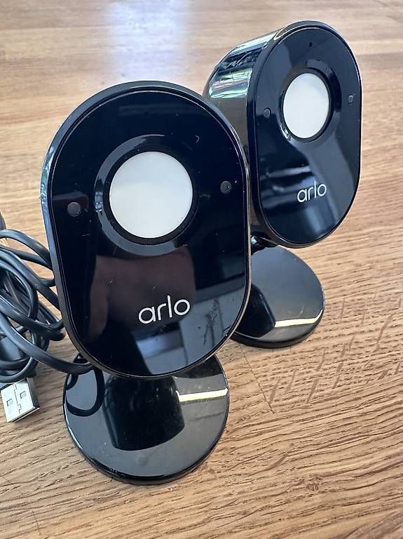 Arlo Caméscopes: 2x Arlo Caméra d'intérieur Essential, noir – D'occasion à Cortaillod par V1M5 1