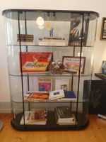 Vitrine Palladio en verre cintré, Vittorio Livi, Fiam