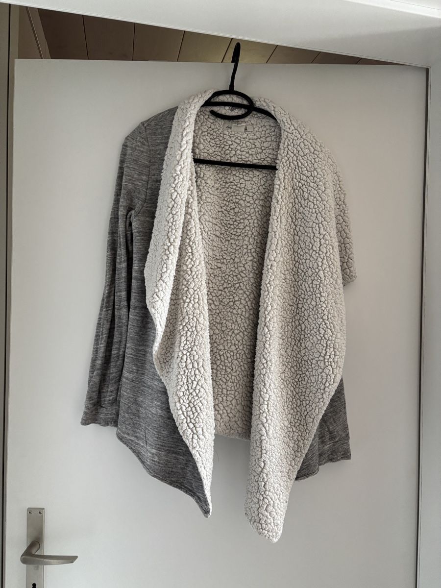 H&M Vestes: Damen Strickjacke grau Teddyfutter Grösse S – D'occasion à Utzenstorf par noe_k7ql
