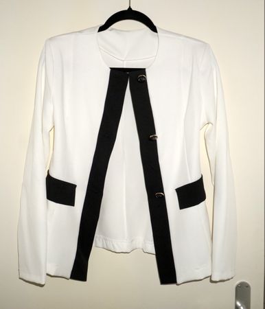 Blazer blanc et noir élégant – boutons décoratifs – chic