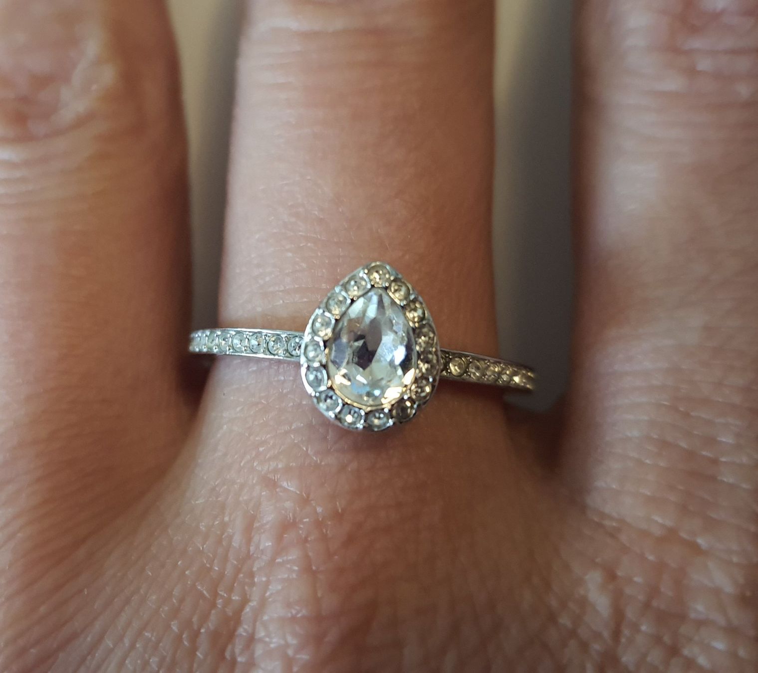 Swarovski Anelli: Swarovski Pear / Tear Drop Ring Weiss NEU – Nuovo (secondo la descrizione) da Zollikerberg venduto da Sell-Buy-it