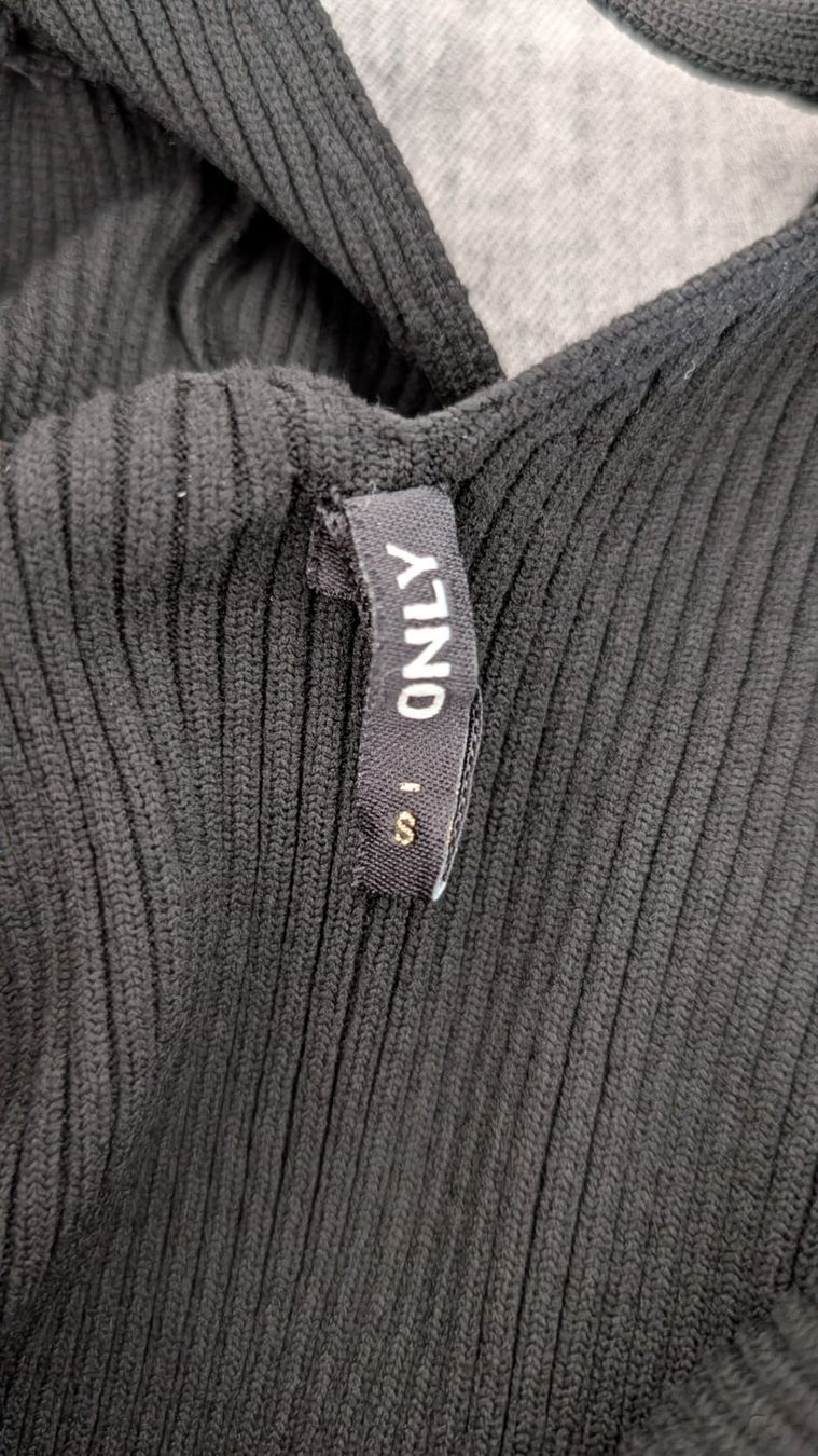 Only Tops: ONLY Top mit Flügelärmel, Schwarz, Grösse S – Gebraucht aus Au SG von and_cra 2