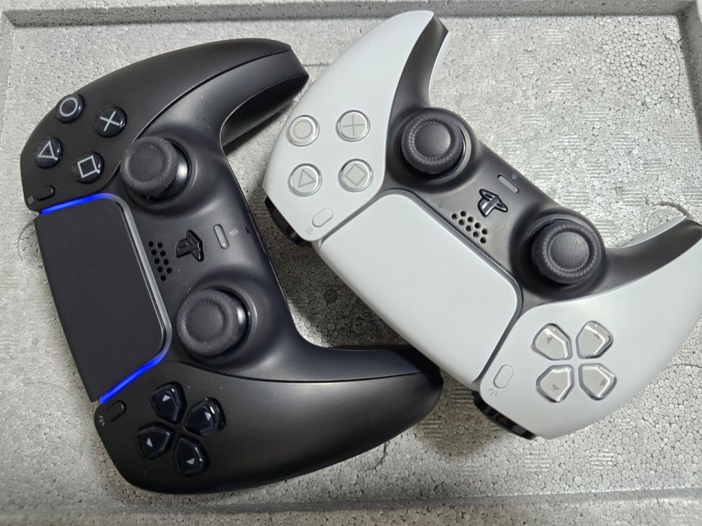 Original PS5 Controller (2 Stück) (Gebraucht) in Basel für CHF 88 – mit ...