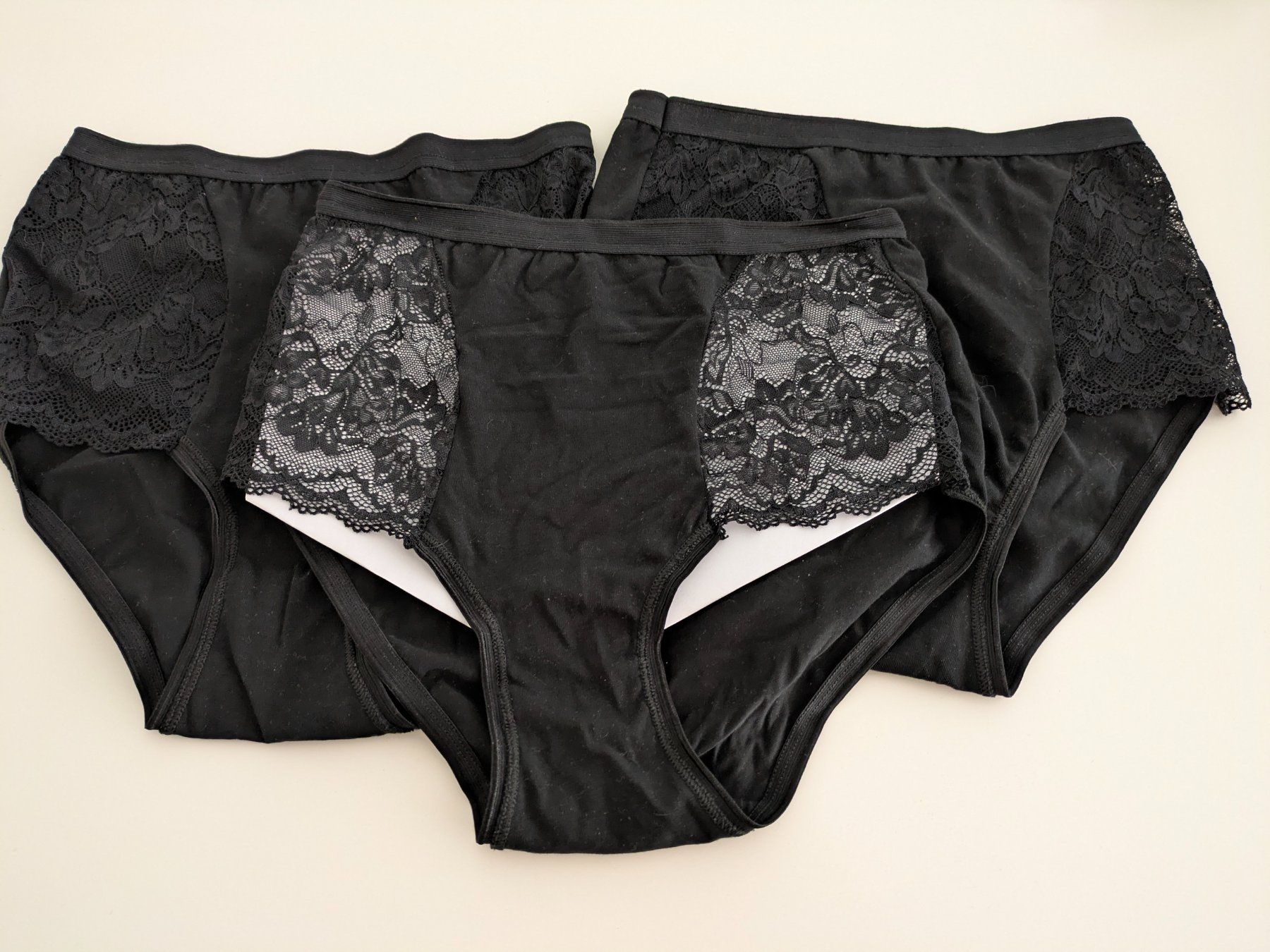 Altra biancheria intima: Schwarze Damen Slips mit Spitze+ohne, Grösse 36-38, Set – Nuovo (secondo la descrizione) da Adlikon venduto da Match62