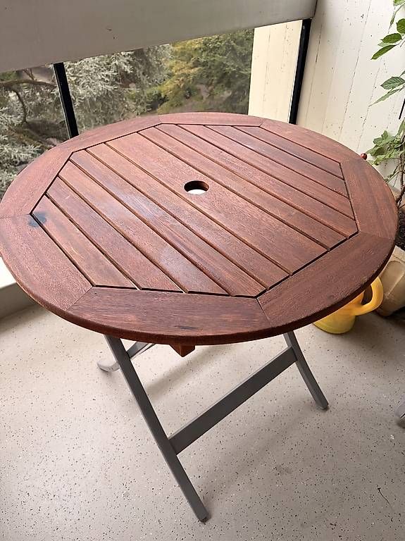 Set de table et chaises: Table et 4 chaises de jardin en teck – D'occasion à Genève par swissconsult