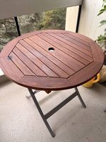 Table et 4 chaises de jardin en teck