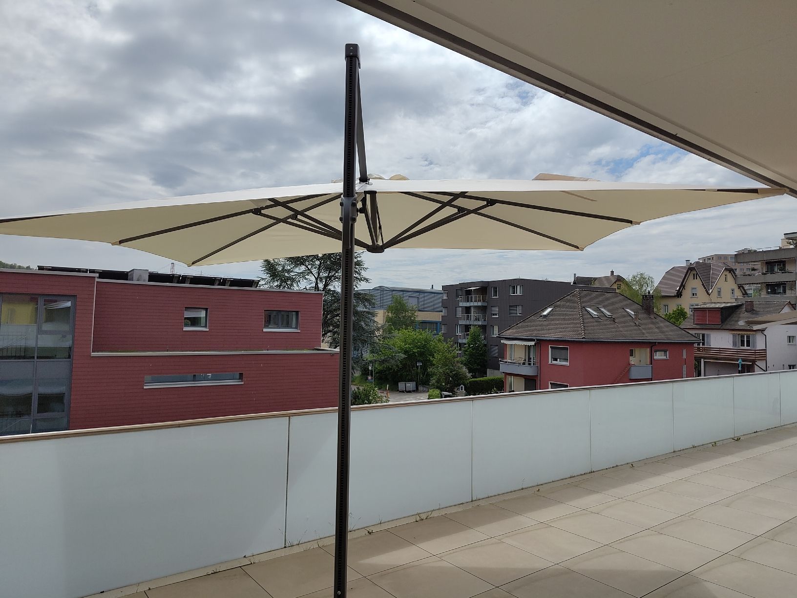 Sonnenschirme: Ampelschirm Salvador – Gebraucht aus Flurlingen von joe_9r2y 2