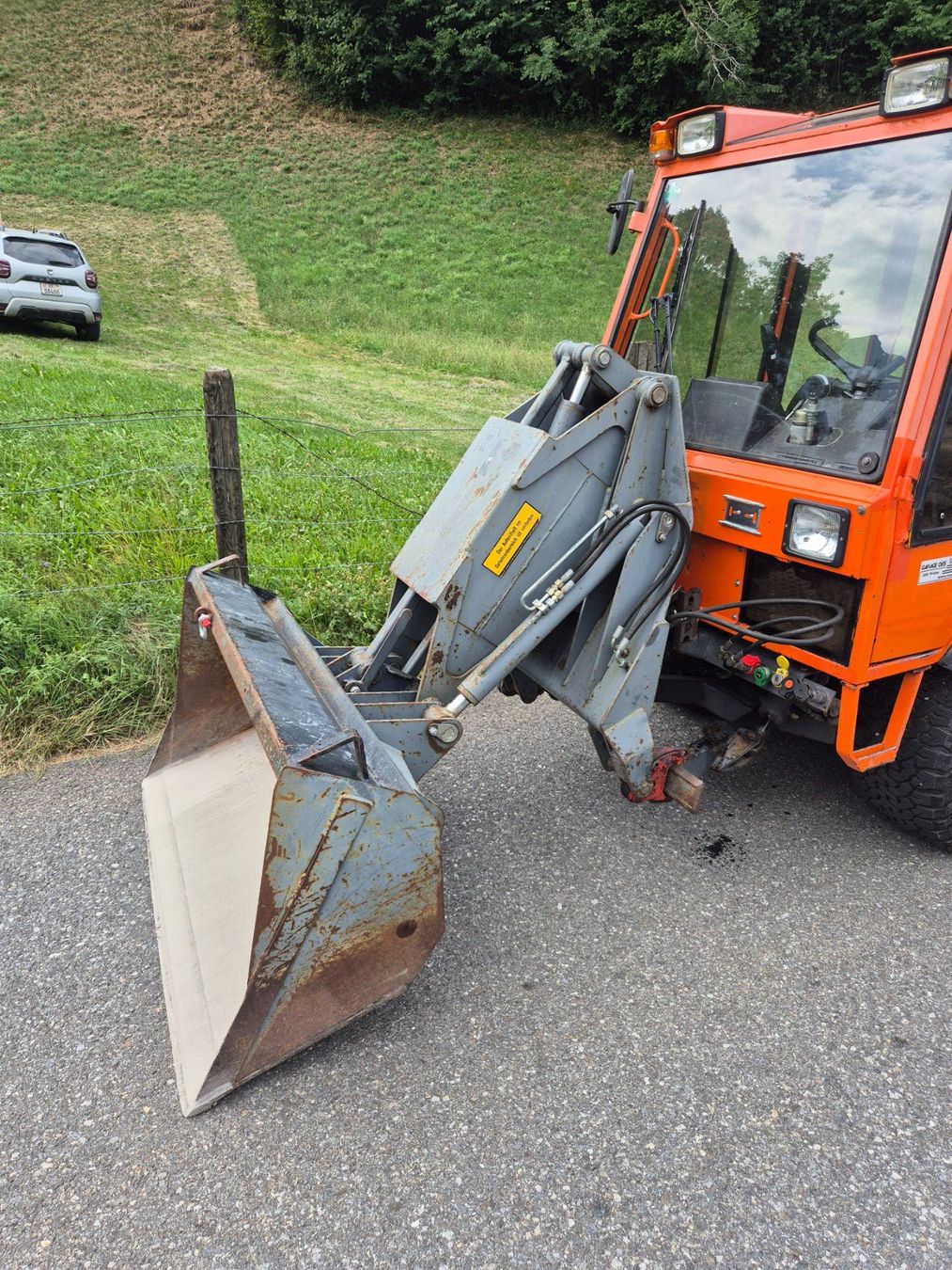 Chargeur de ferme: Frontlader 3 Punkt inkl. Schaufel – D'occasion à Kandergrund par 07071963 1