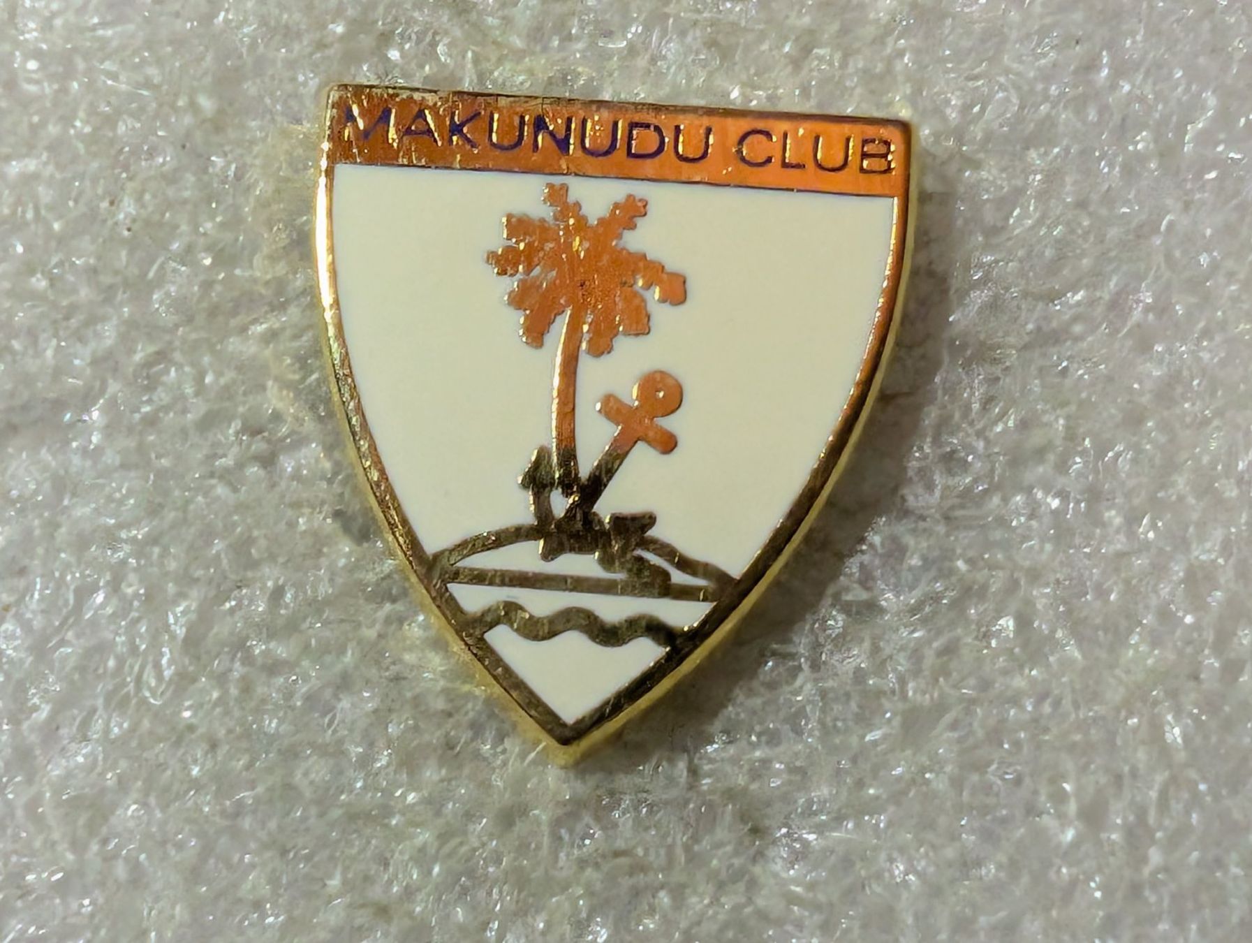 Plaketten & Abzeichen: Ansteckpin 97: Makunudu Club – Gebraucht aus Oppligen von Pin-Fall-Shop