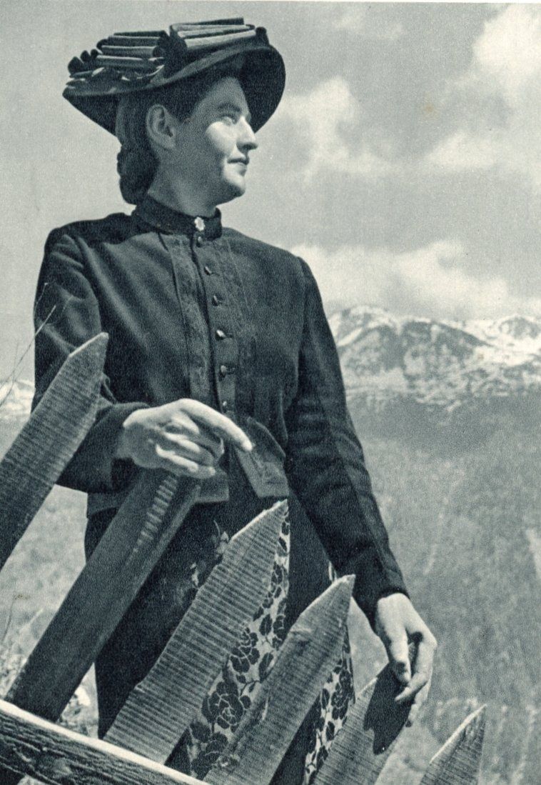 Cartoline postali: Lötschental   VS     -    Trachtenfrau – Usato da Brig venduto da Valcards54