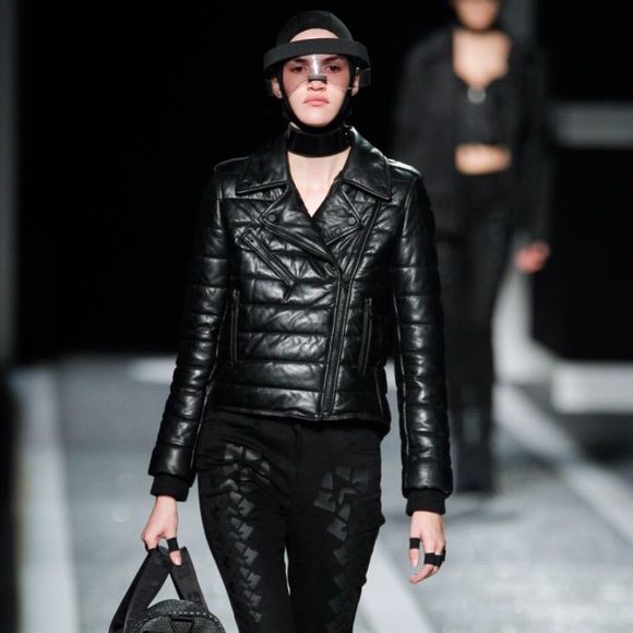 Alexander Wang Giacche: Alexander Wang x H&M Black Leather Jacket, Size 38 – Nuovo e nell'imballaggio originale da Stallikon venduto da BurgerDog 4