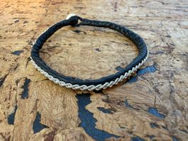 Leder-Armband schwarz mit geflochtenem Zinnfaden