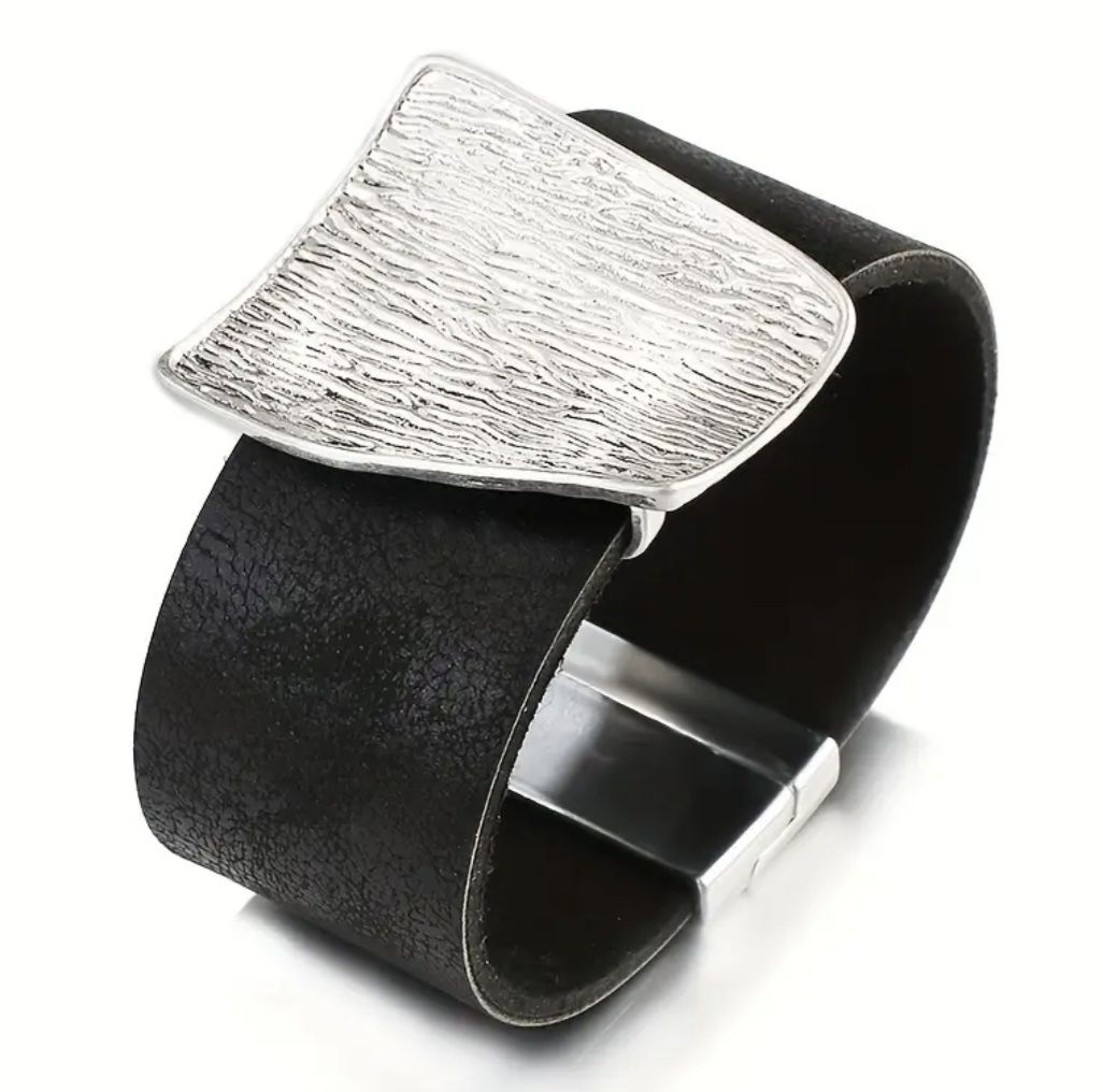 Armbänder & -reifen: Bracciale similpelle nera con decorazione metallo  – Neu (gemäss Beschreibung) aus Giubiasco von Stefaniav